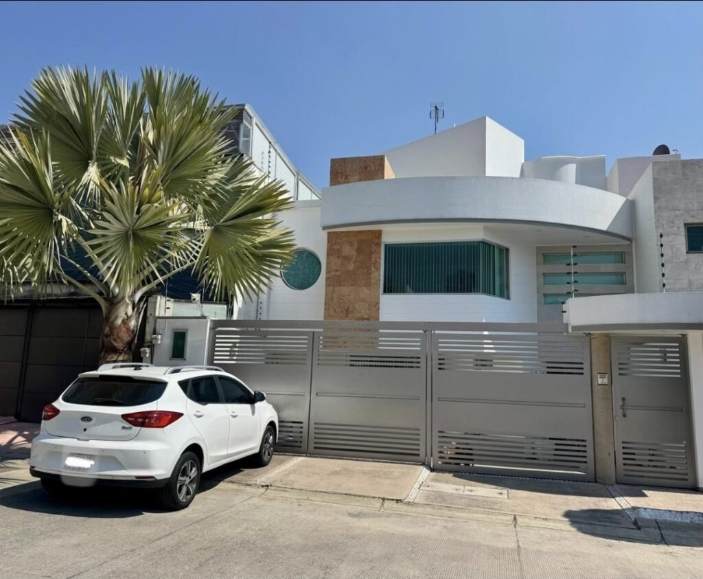 Hermosa casa estilo minimalista en Calle amplia con vigilancia Lomas verdes 6a Sección