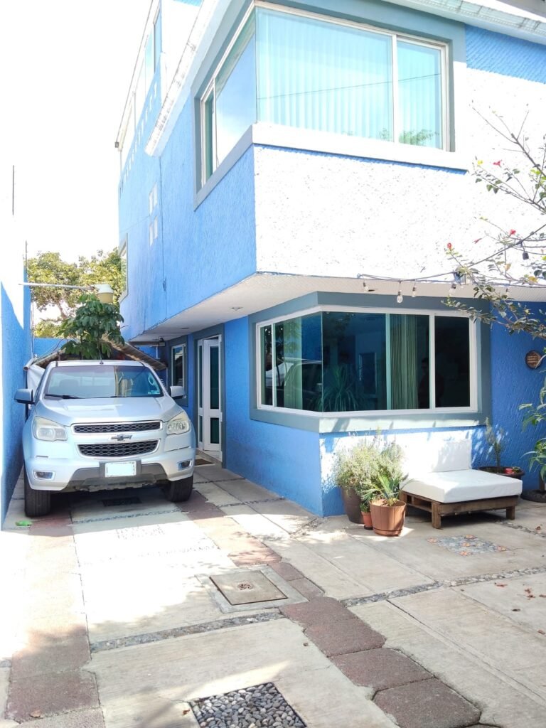 Casa en dos niveles, sala comedor corridos, baño de visitas, cocina integral amplia, salida a patio de servicio